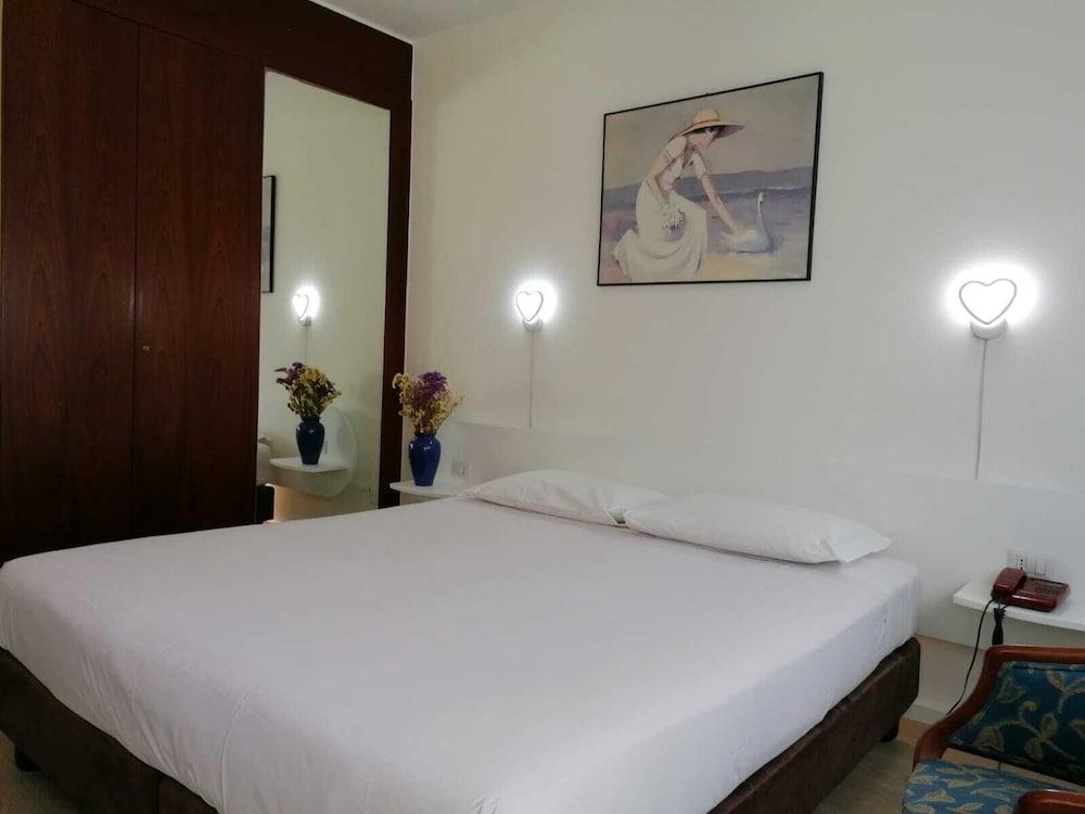 Green Hotel Motel Верджате Экстерьер фото
