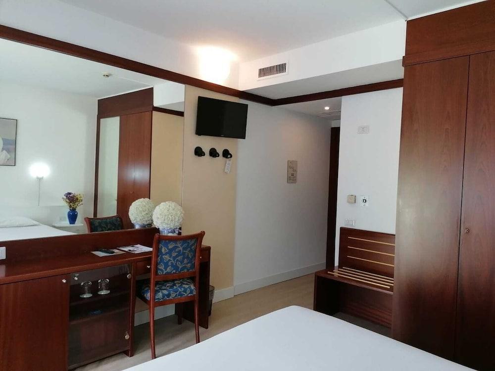 Green Hotel Motel Верджате Экстерьер фото