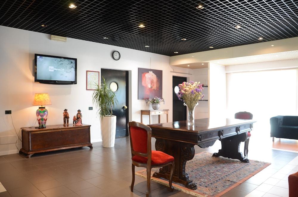 Green Hotel Motel Верджате Экстерьер фото